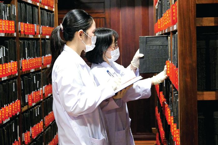 Công tác kiểm tra tình trạng vật lý của mộc bản vẫn được tiến hành mỗi ngày