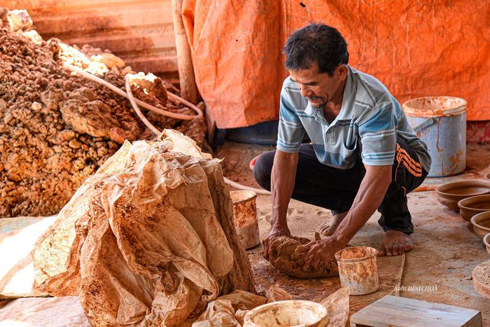 pha trộn đất, nhào nặn sản phẩm