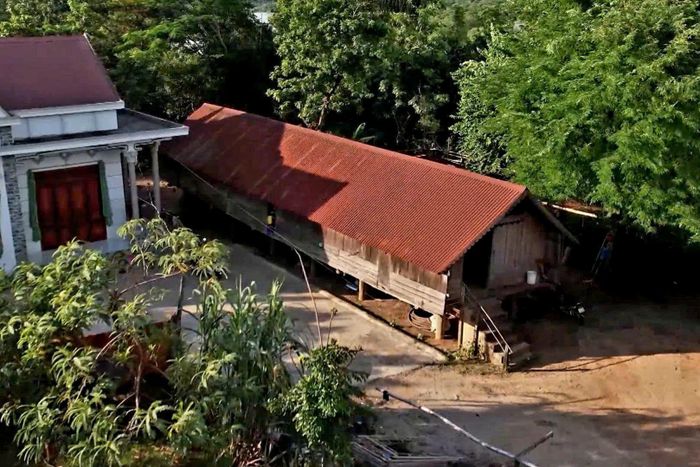 Một số gia đình vẫn gìn giữ nhà dài như không gian sinh hoạt chung của các thành viên và cộng đồng