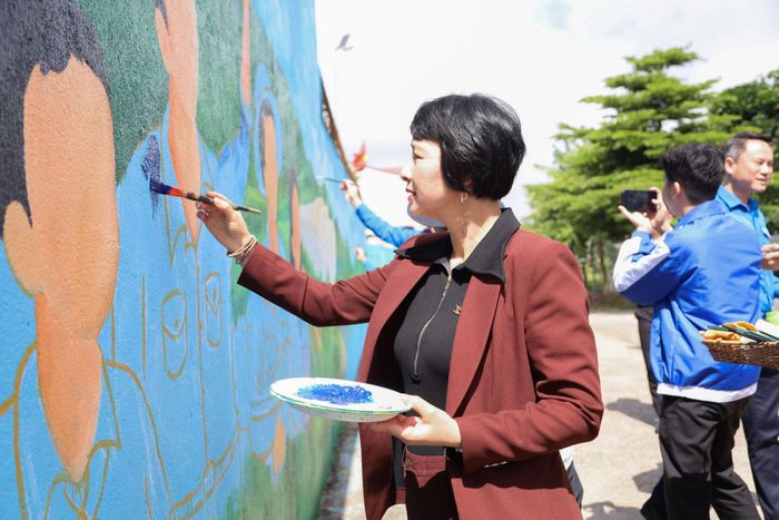 Đồng chí Phạm Thị Phúc, Phó Bí thư Tỉnh ủy, Chủ tịch Ủy ban MTTQ Việt Nam tỉnh Lâm Đồng tham gia vẽ tranh bích họa “Làng quê đáng sống” tại thôn Nghĩa Lâm 2, xã Đơn Dương