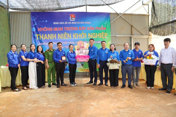 Thăm "Không gian trưng bày sản phẩm thanh niên khởi nghiệp xã Đơn Dương" và tặng quà đoàn viên, thanh niên