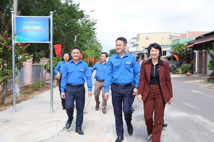 Đồng chí Phạm Thị Phúc, Phó Bí thư Tỉnh ủy, Chủ tịch Ủy ban MTTQ Việt Nam tỉnh Lâm Đồng; anh Nguyễn Kim Quy, Bí thư Ban Chấp hành Trung ương Đoàn, Phó Chủ tịch Thường trực Trung ương Hội LHTN Việt Nam thăm công trình “Đường cờ thanh niên” trên tuyến đường Chu Văn An, ở thôn Nghĩa Lập 1, xã Đơn Dương