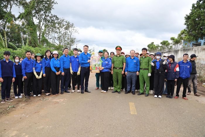 Thăm, tặng quà đội hình tình nguyện tham gia hoạt động xóa điểm đen ô nhiễm môi trường tại thôn Nam Hiệp 1, xã Ka Đô