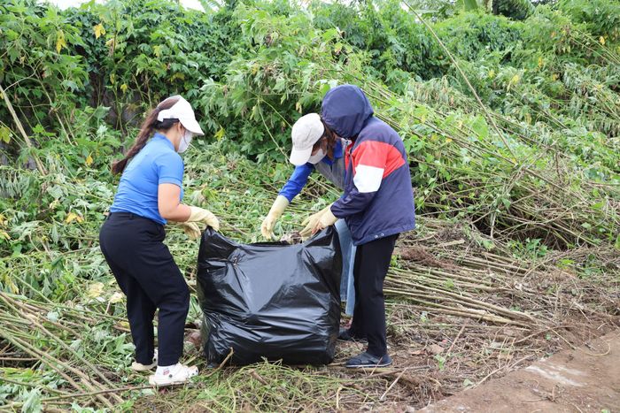 Đội hình tình nguyện tham gia hoạt động xóa điểm đen ô nhiễm môi trường tại thôn Nam Hiệp 1, xã Ka Đô