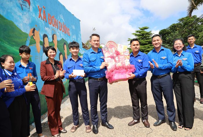 Đồng chí Phạm Thị Phúc, Phó Bí thư Tỉnh ủy, Chủ tịch Ủy ban MTTQ Việt Nam tỉnh Lâm Đồng; anh Nguyễn Kim Quy, Bí thư Ban Chấp hành Trung ương Đoàn, Phó Chủ tịch Thường trực Trung ương Hội LHTN Việt Nam thăm hỏi, tặng quà, động viên đoàn viên, thanh niên triển khai công trình vẽ tranh bích họa “Làng quê đáng sống”