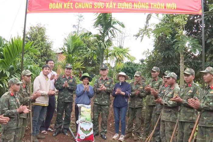 Một buổi dân vận trong chương trình "“Xóa một hộ nghèo” của Trung đoàn Bộ binh 994A, Bộ CHQS tỉnh Lâm Đồng