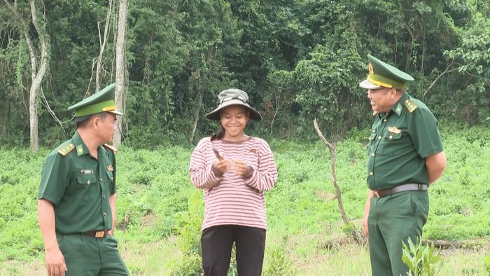 Cán bộ địa bàn thuộc Đồn Biên phòng Đắk Dang thường xuyên hỏi thăm về cây, con giống của các hộ dân được đơn vị hỗ trợ sinh kế