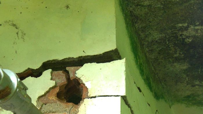 Những vết nứt, gãy tường khiến các hộ dân vùng sạt lở taluy âm Quốc lộ 14 (đoạn qua phường Bắc Gia Nghĩa) sống trong thấp thỏm, lo âu (Ảnh: Xuân Trí)
