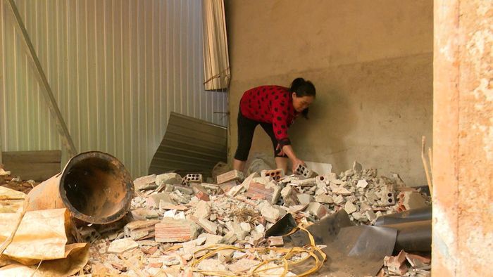 Bà Phan Thị Quyết là hộ dân bị ảnh hưởng nặng nhất trong vụ sạt trượt cách đây 3 năm. Toàn bộ nhà tắm, nhà vệ sinh và phía sau của ngôi nhà vừa xây xong được 2 tháng đã đổ sập (Ảnh: Xuân Trí)