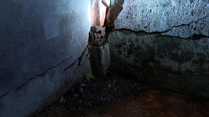 Những vết nứt gãy tường và cột nhà kéo dài khiến chị Dung rất lo lắng (Ảnh: Xuân Trí)