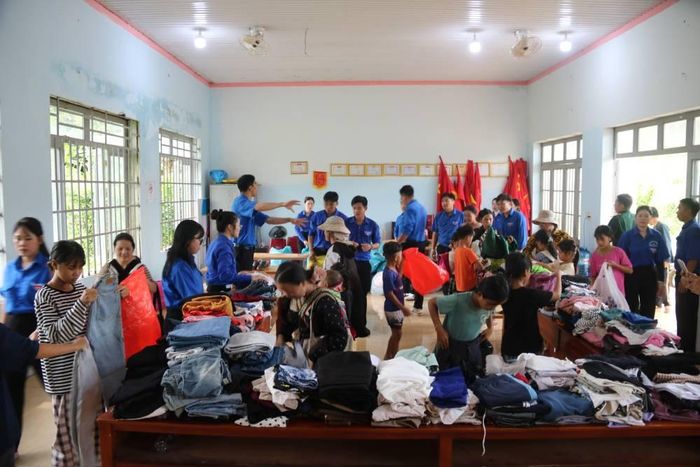 Đoàn viên thanh niên của đơn vị hướng dẫn các cháu nhỏ lựa chọn quần áo