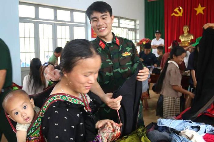 Niềm vui của cán bộ đơn vị và người dân trong chương trình tấm áo quân dân