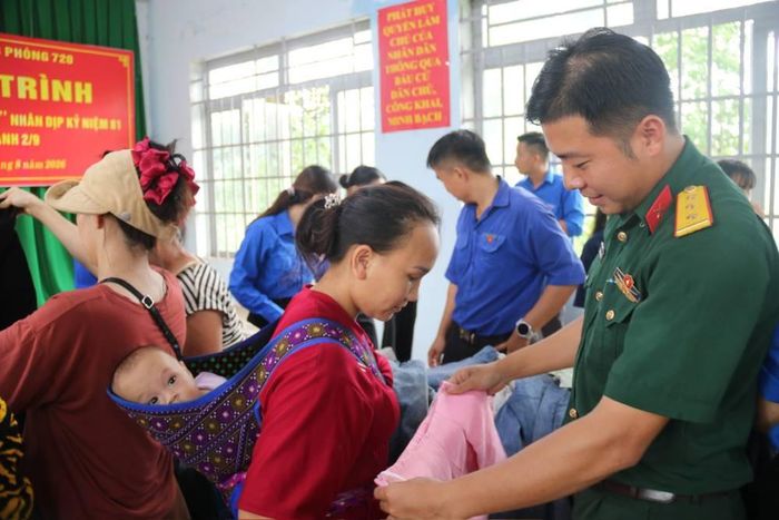 Cán bộ Đoàn Kinh tế - Quốc phòng 720 hướng dẫn người dân lựa chọn quần áo