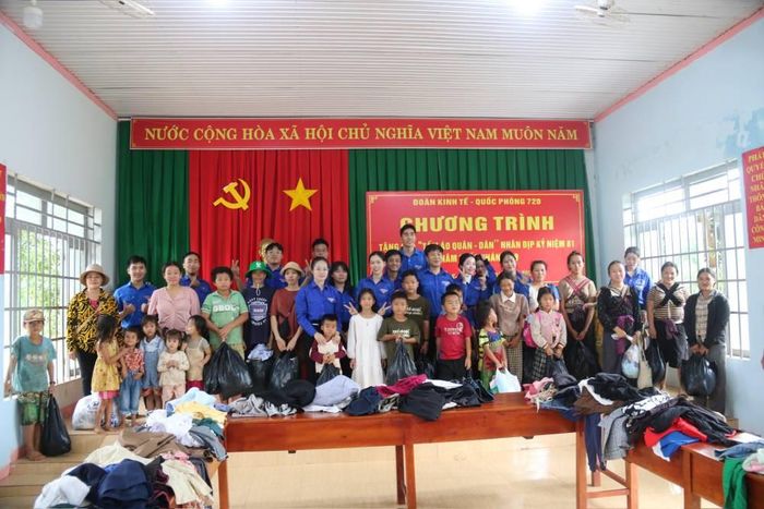 Các đoàn viên thanh niên của đơn vị và người dân chụp hình lưu giữ kỷ niệm trong chương trình