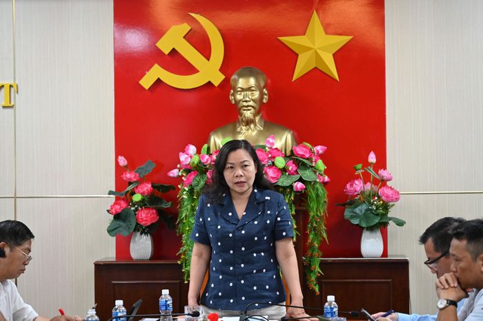 Tỉnh ủy viên, Phó Chủ tịch HĐND tỉnh Nguyễn Thị Thuận Bích chia sẻ những khó khăn các trạm y tế đang gặp phải