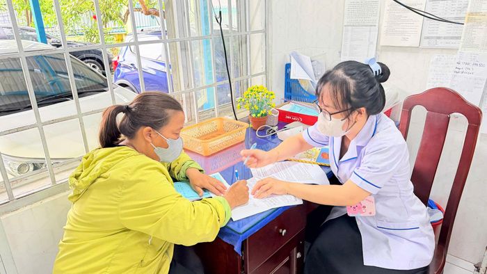 Người dân đến khám bệnh tại trạm y tế cơ sở