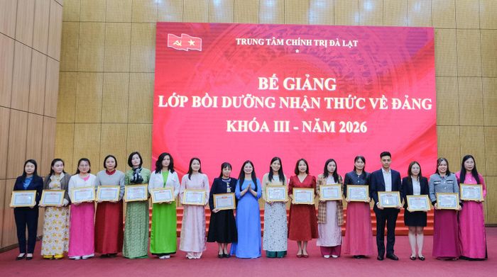 Trung tâm Chính trị Đà Lạt trao giấy khen cho các học viên có thành tích xuất sắc