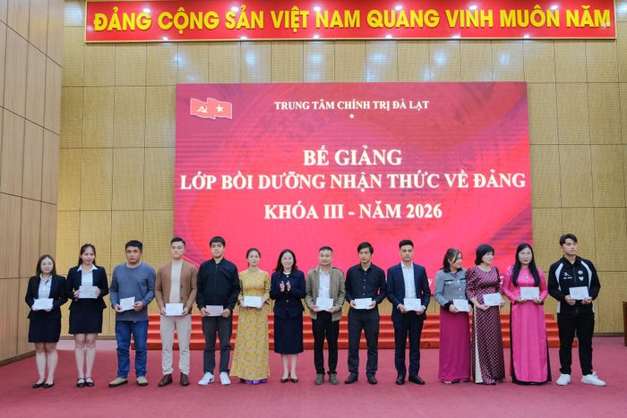 Trao giấy chứng nhận cho các học viên