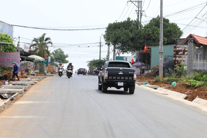 Quốc lộ 28 có chiều dài hơn 300 km, là trục kết nối huyết mạch theo hướng Đông - Tây của tỉnh Lâm Đồng