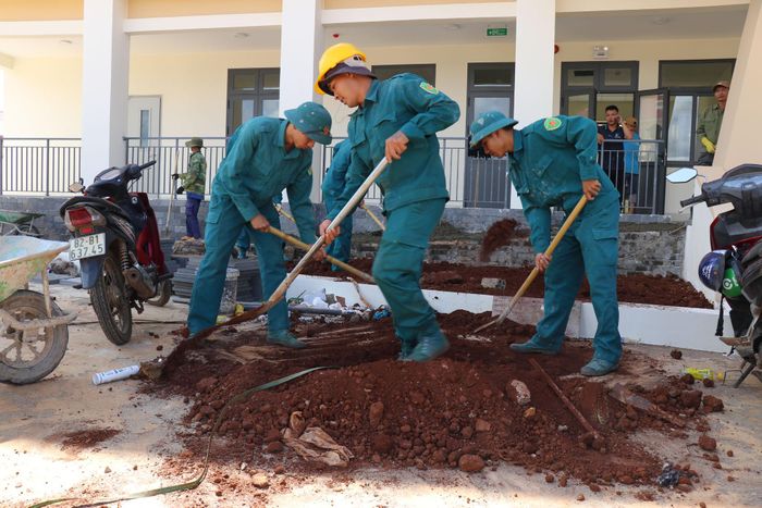 Lực lượng dân quân hỗ trợ thi công