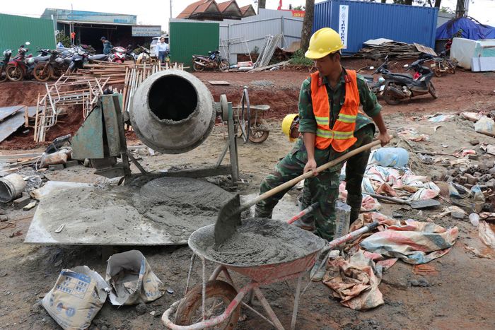 Các đơn vị thi công đẩy nhanh tiến độ kịp bàn giao trước ngày khai giảng