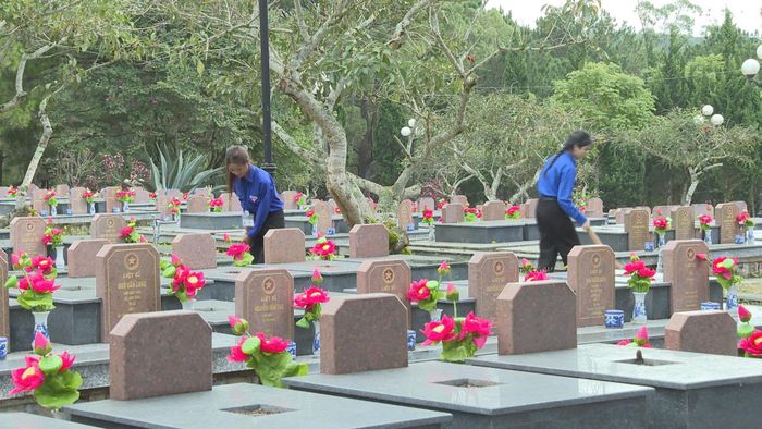 Đoàn viên, thanh niên quét dọn từng hàng bia mộ tại Nghĩa trang Liệt sĩ Đà Lạt