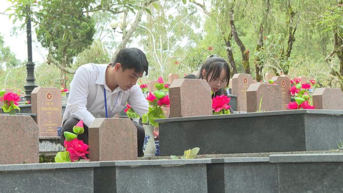Đoàn viên, thanh niên Đoàn Các cơ quan Đảng tỉnh dọn cỏ, vệ sinh khu vực các phần mộ liệt sĩ