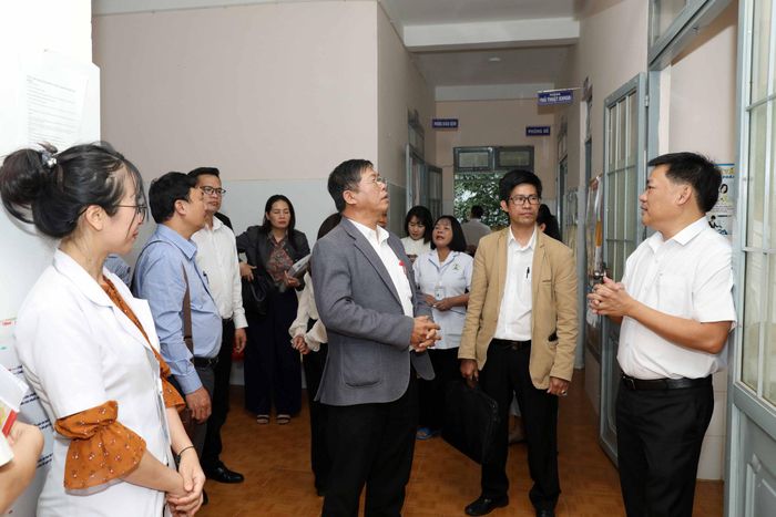 Đoàn giám sát của HĐND tỉnh giám sát công tác bố trí và tổ chức hoạt động của mạng lưới y tế cơ sở tại Trạm Y tế xã Đinh Văn Lâm Hà