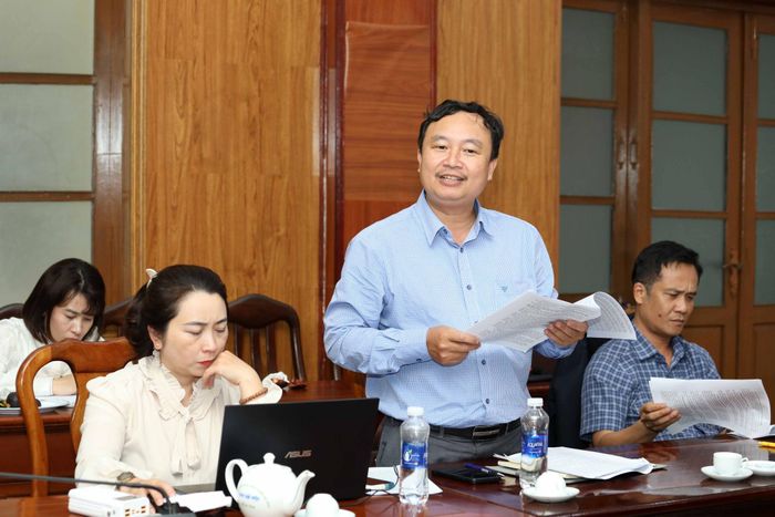 Ông Tống Trường Ký, Phó Giám đốc Sở Y tế, thành viên đoàn giám sát HĐND trao đổi, làm rõ các vướng mắc đối với các đề xuất của các địa phương