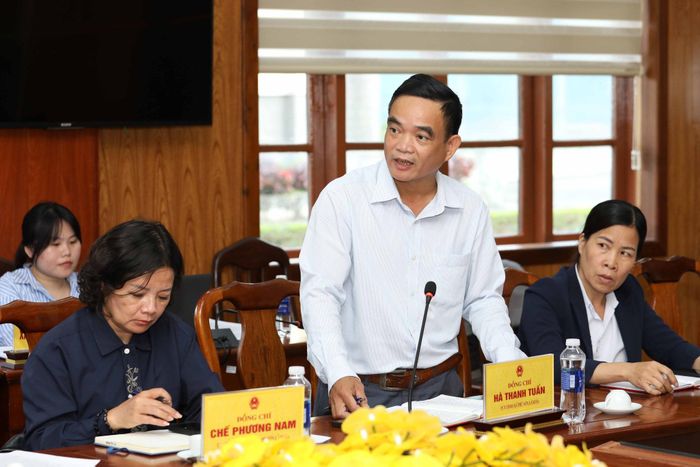 Ông Hà Thanh Tuấn, Phó Chủ tịch UBND xã Phú Sơn Lâm Hà báo cáo công tác tổ chức mạng lưới y tế cơ sở và thực hiện Nghị quyết 57 của Bộ Chính trị tại địa phương