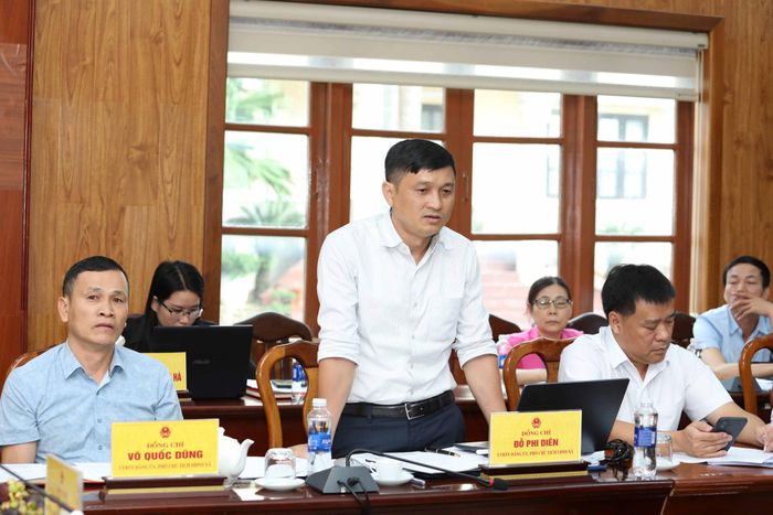Ông Đỗ Phi Diên, Phó Chủ tịch UBND xã Đinh Văn Lâm Hà báo cáo công tác tổ chức mạng lưới y tế cơ sở và thực hiện Nghị quyết 57 của Bộ Chính trị tại địa phương
