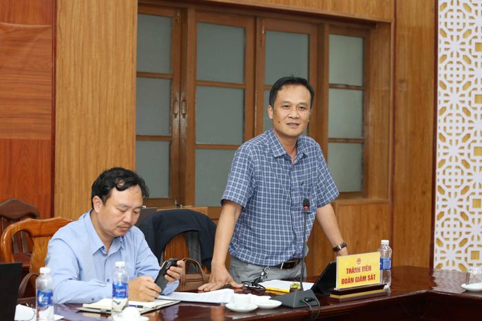 Phó Trưởng ban Pháp chế HĐND tỉnh Lê Quốc Đông, thành viên Đoàn giám sát trao đổi với các địa phương để làm rõ một số nội dung về công tác bàn giao tài sản, con người theo Thông tư 43