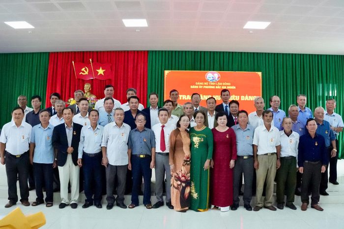 46 đồng chí là đảng viên thuộc Đảng ủy phường Bắc Gia Nghĩa vinh dự được nhận Huy hiệu Đảng đợt 2/9