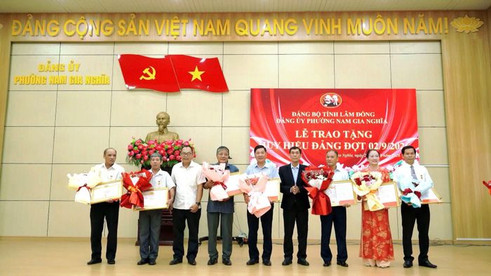 Đảng ủy phường Nam Gia Nghĩa trao Huy hiệu Đảng 30 năm và 35 năm tuổi Đảng