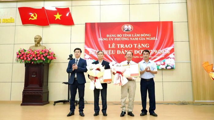 Đảng ủy phường Nam Gia Nghĩa trao tặng Huy hiệu Đảng cho 2 đảng viên 45 tuổi Đảng (Ảnh: Nguyễn Hoài)