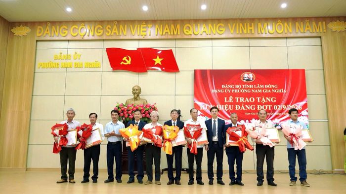 Trao Huy hiệu 35 năm tuổi Đảng đợt 19/5/2026 cho 19 đảng viên phường Nam Gia Nghĩa (Ảnh: Nguyễn Hoài)