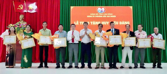 Trao Huy hiệu Đảng cho các đảng viên 35 tuổi Đảng phường Bắc Gia Nghĩa