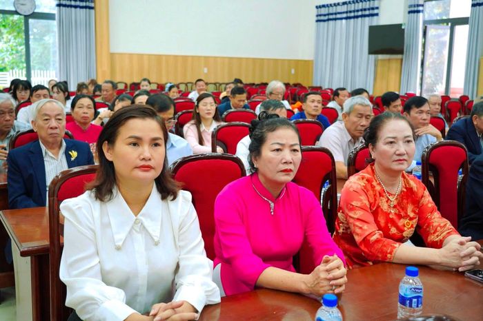 Các đại biểu tham dự buổi lễ trao tặng Huy hiệu Đảng tại phường Nam Gia Nghĩa (Ảnh: Nguyễn Hoài)