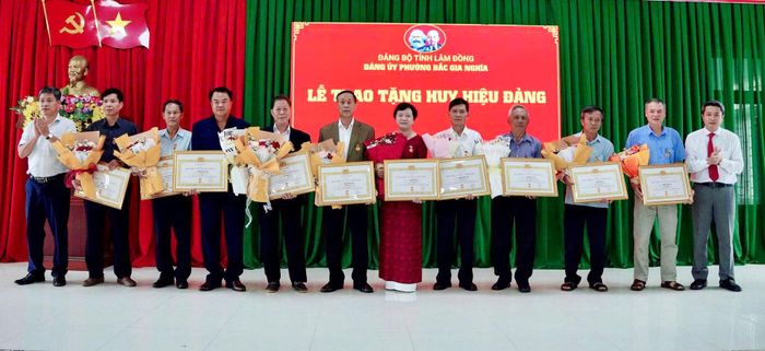 Thường trực Đảng ủy phường Bắc Gia Nghĩa trao tặng Huy hiệu Đảng đợt 2/9 cho các đảng viên 35 tuổi Đảng