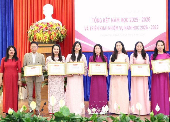 Lãnh đạo Đảng ủy phường Xuân Hương - Đà Lạt tặng Bằng khen của Chủ tịch UBND tỉnh cho các cá nhân