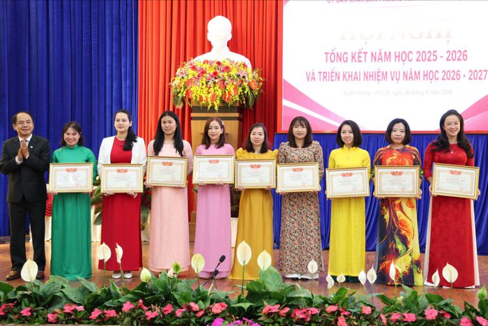Lãnh đạo Đảng ủy phường Xuân Hương - Đà Lạt tặng Bằng khen của Chủ tịch UBND tỉnh cho các cá nhân