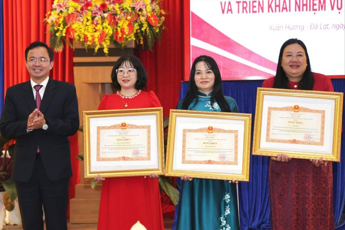 Bí thư Đảng ủy phường Xuân Hương - Đà Lạt trao Bằng khen của Thủ tướng Chính phủ cho các cá nhân