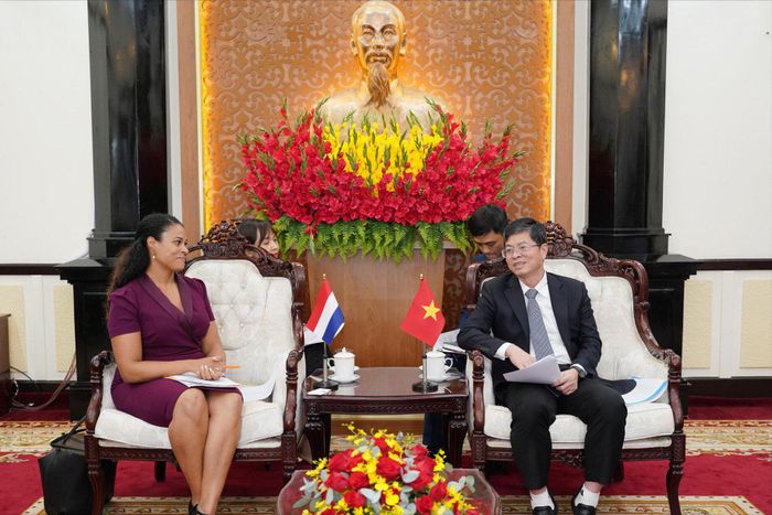 Phó Chủ tịch UBND tỉnh Lâm Đồng Nguyễn Hồng Hải và bà Raissa Marteaux, Tổng Lãnh sự Vương quốc Hà Lan tại TP Hồ Chí Minh ôn lại những dự án hợp tác của hai bên trong thời gian qua