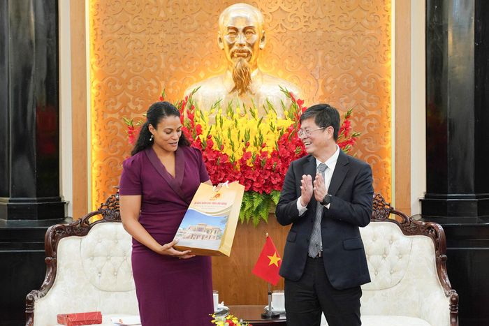 Bà Raissa Marteaux, Tổng Lãnh sự Vương quốc Hà Lan tại TP Hồ Chí Minh đón nhận món quà gặp mặt đến từ Phó Chủ tịch UBND tỉnh Nguyễn Hồng Hải