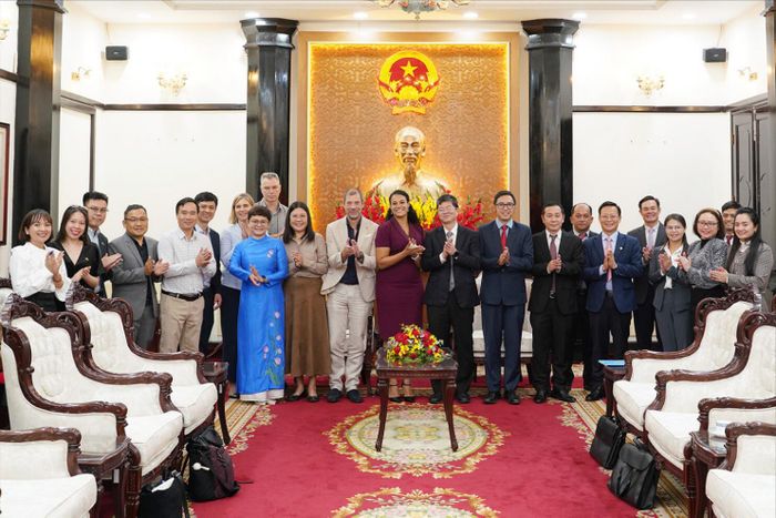 Lãnh đạo tỉnh Lâm Đồng và đoàn công tác Tổng Lãnh sự Vương quốc Hà Lan tại TP Hồ Chí Minh chụp hình lưu niệm