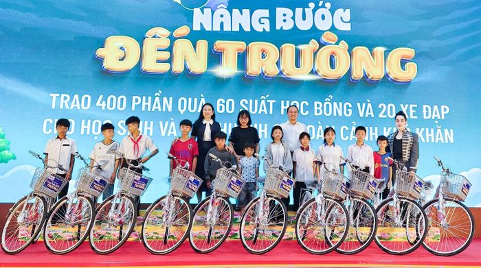 Đại diện lãnh đạo Hội Khuyến học tỉnh Lâm Đồng, địa phương và các đơn vị tài trợ tặng quà cho các em học sinh, phụ huynh có hoàn cảnh khó khăn trên địa bàn