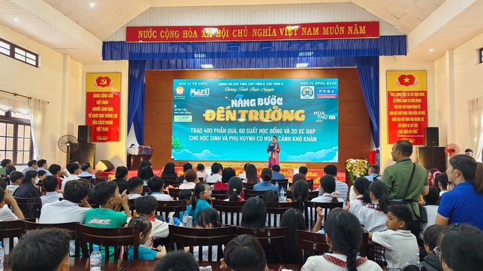 Đông đảo các em học sinh tham dự chương trình