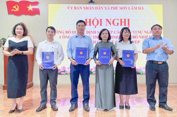 Lãnh đạo xã Phú Sơn Lâm Hà trao các quyết định cho đơn vị sự nghiệp