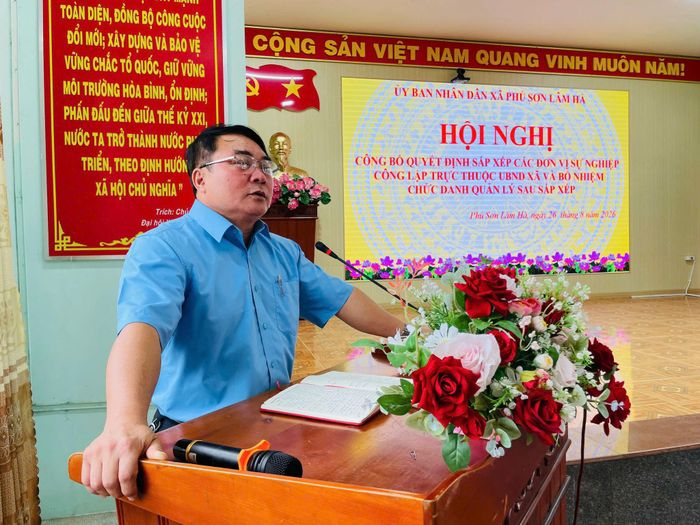 Đồng chí Hoàng Sơn, Bí thư Đảng uỷ, Chủ tịch HĐND xã phát biểu tại Hội nghị