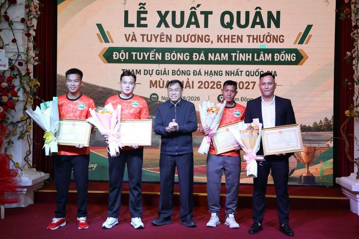 Đồng chí Võ Ngọc Hiệp, Tỉnh ủy viên, Phó Chủ tịch UBND tỉnh trao Bằng khen của Chủ tịch UBND tỉnh cho 4 cá nhân có thành tích xuất sắc